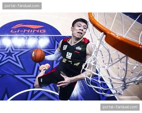 特写：一位资深球探如何为转播方制作赛前战术分析短片